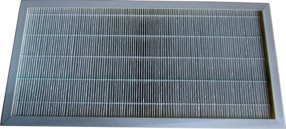 Kompaktfilter von Wolf mit geripptem Design, geeignet zur Luftfiltration in Geräten. Rechteckige Form mit einem Metallrahmen.